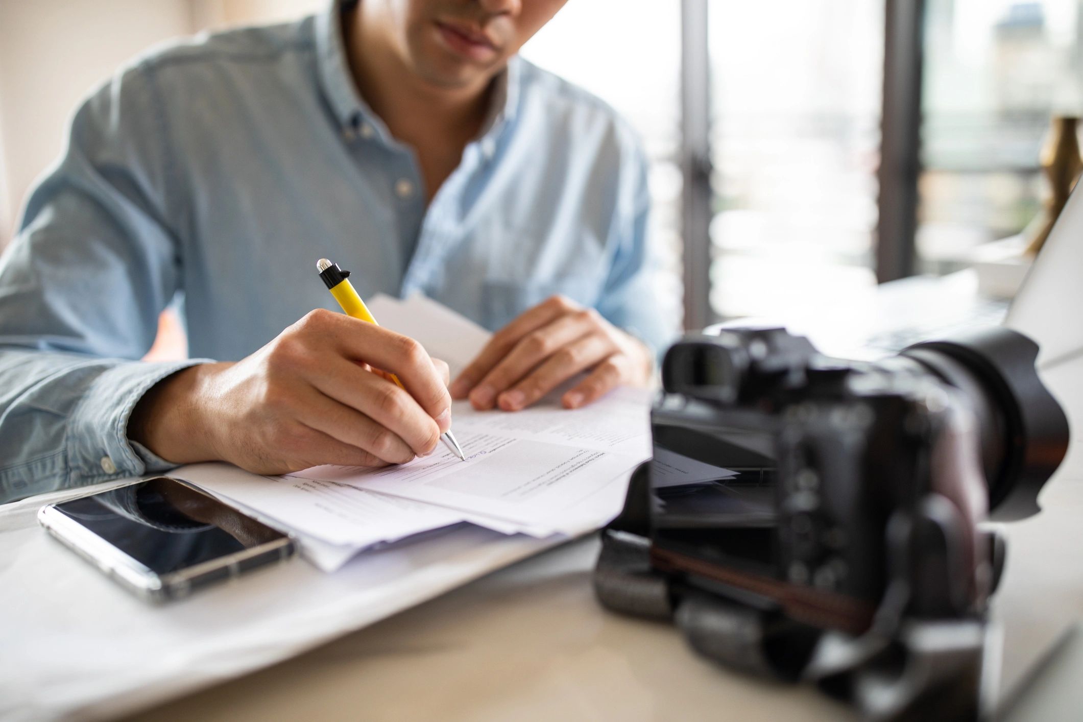 journalist writing article